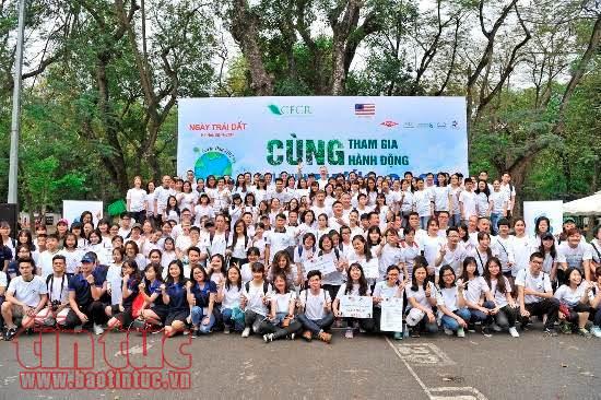 Làm sạch công viên Thống Nhất nhân Ngày Trái Đất 2017 ảnh 1